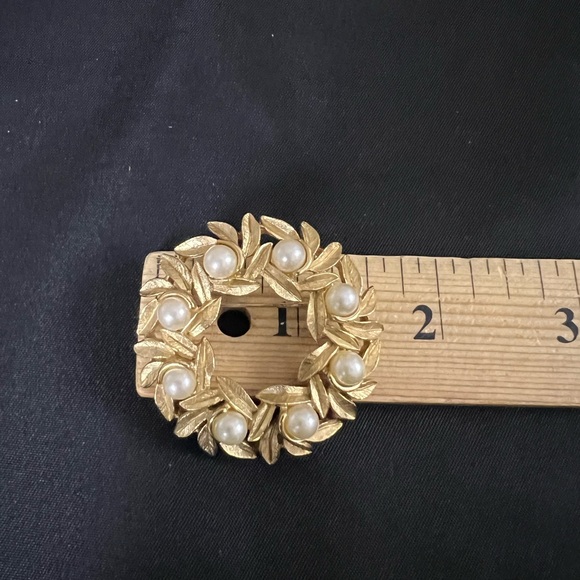 Vintage 1970s Costume Jewelry Avon Faux Pearl And Gold Leaves Wreath Brooch - Picture 4 of 9